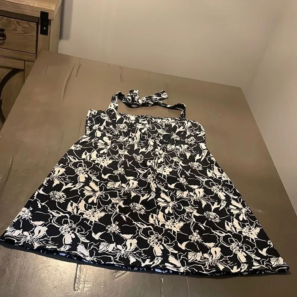 Lands’ End halter swim top floral black & white SZ 14